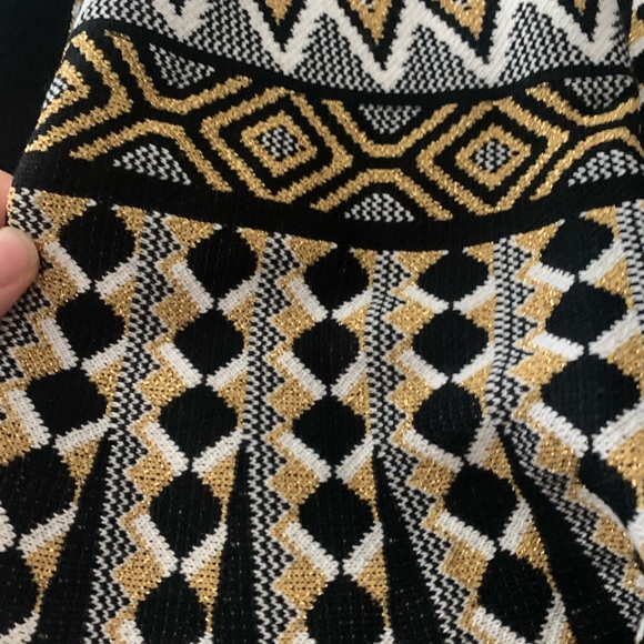 Beautiful Gold Patterned 2PC Set - Never worn - Picture 4 of 7